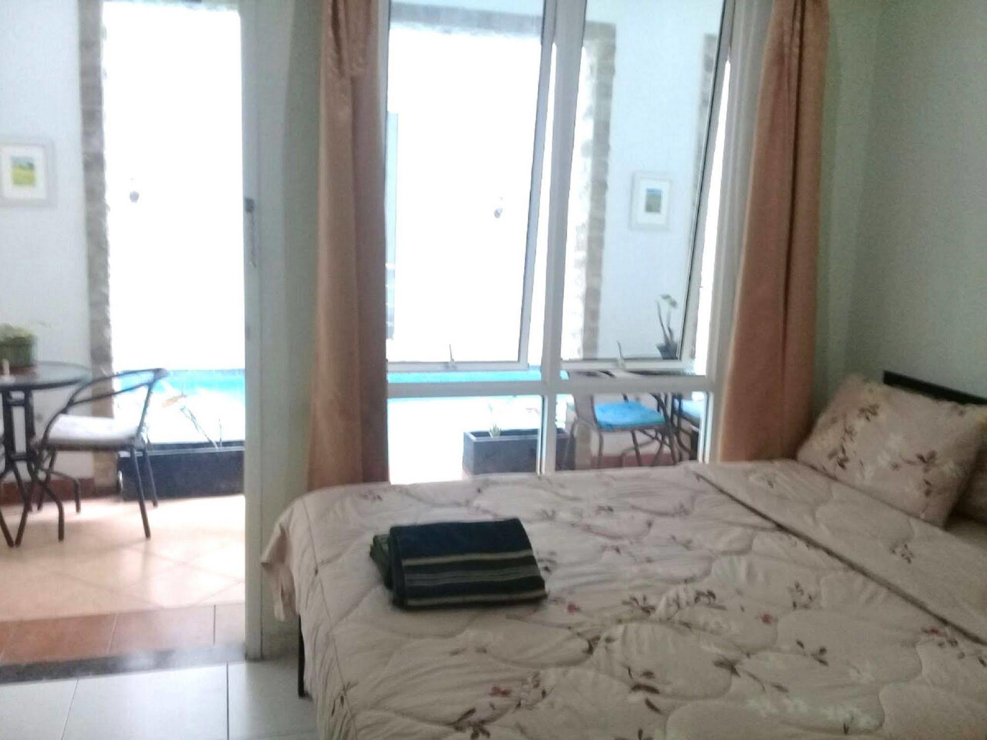 Отель Sun Rise House Джакарта Экстерьер фото